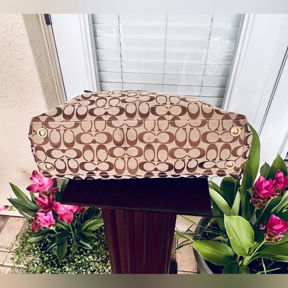 🔥HOST PICK🔥 Coach Signature Canvas Tan and Gold Satchel - Picture 8 of 9